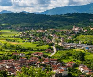 Locul de poveste din Europa unde vinul e mai ieftin decât o cafea. La cină, turiştii au parte de o surpriză
