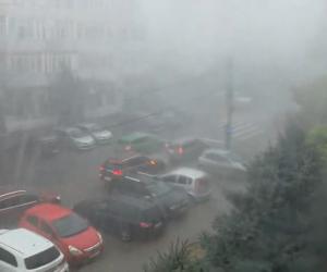 Jumătate de ţară intră sub cod galben de vijelii, grindină și cantități mari de apă