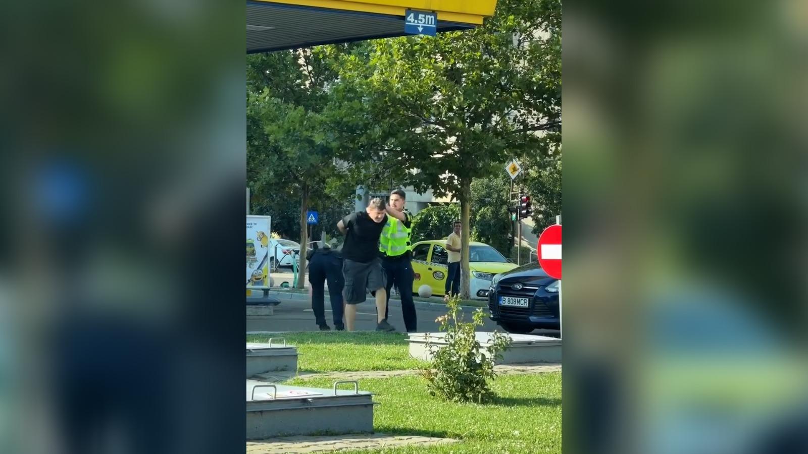 Bărbat agresiv faţă de alt şofer, încătuşat de poliţişti: "După 25 de secunde de înjurături, mirosea pavele"