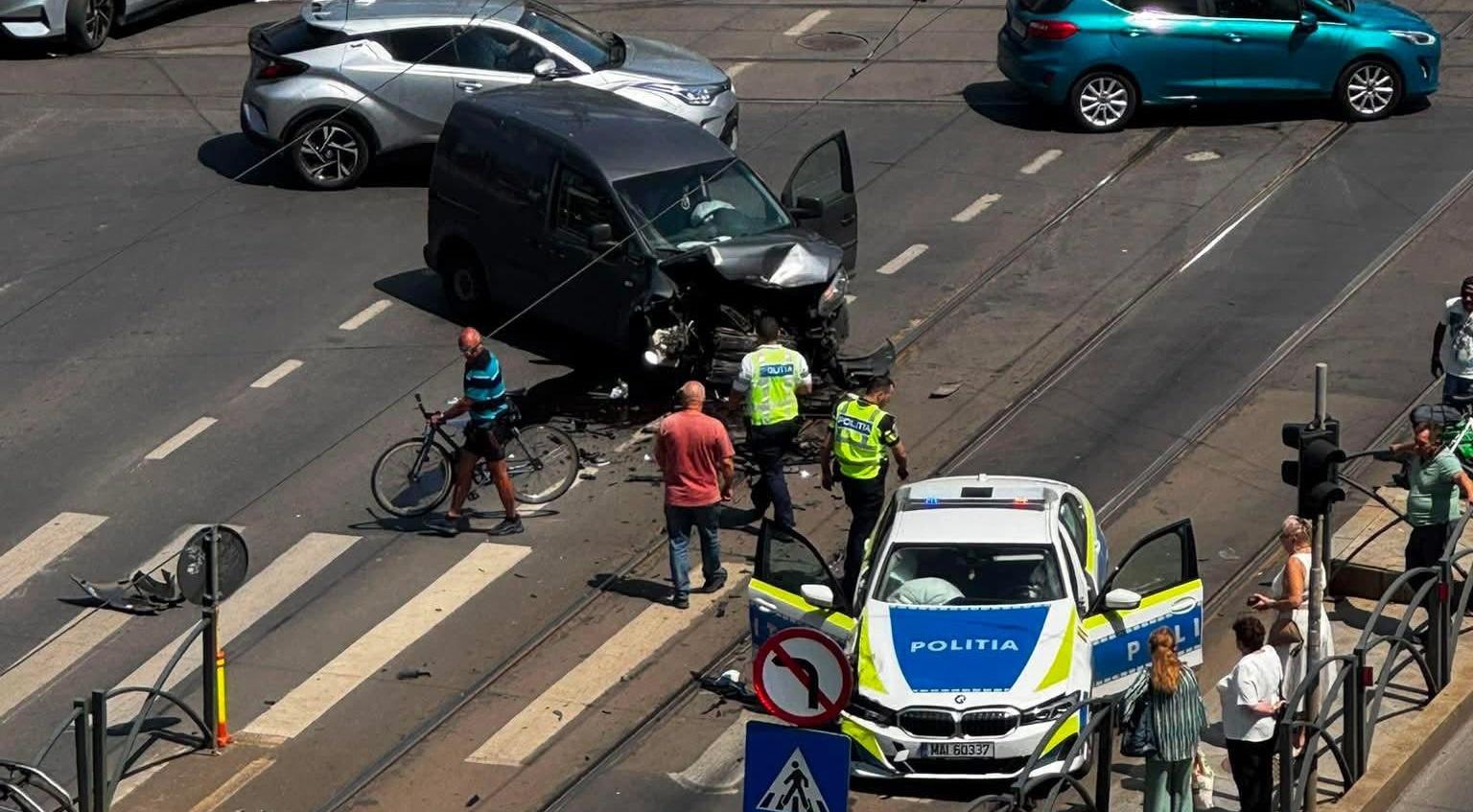Maşină de poliţie aflată în misiune, lovită în Capitală de alt autoturism. Cum s-a produs accidentul