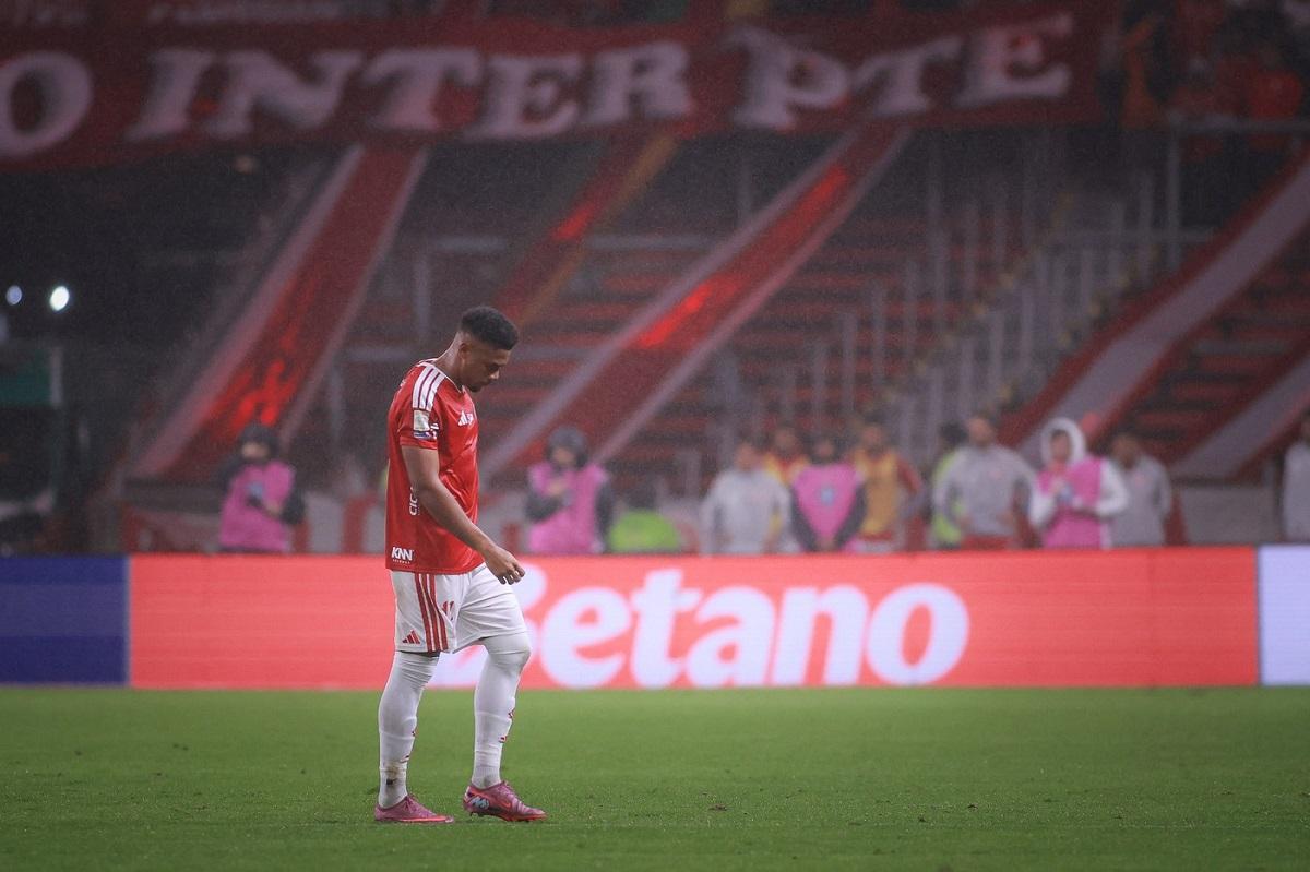 Pedeapsă fără precedent: Fotbalist suspendat până când adversarul pe care l-a accidentat se recuperează