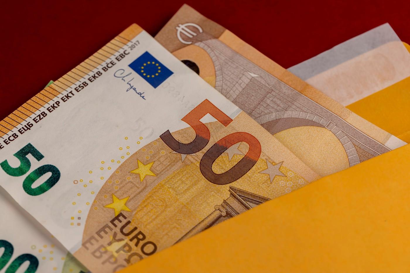 Poliţiştii din Botoşani anchetează plicul cu 100 € primit prin poştă