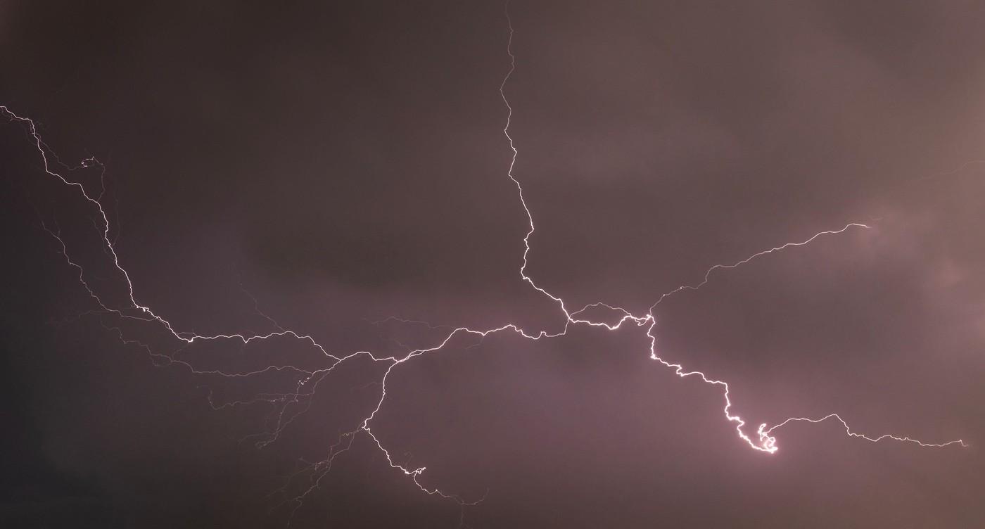 Cod galben de ploi torenţiale în Bucureşti şi 7 judeţe din sudul ţării