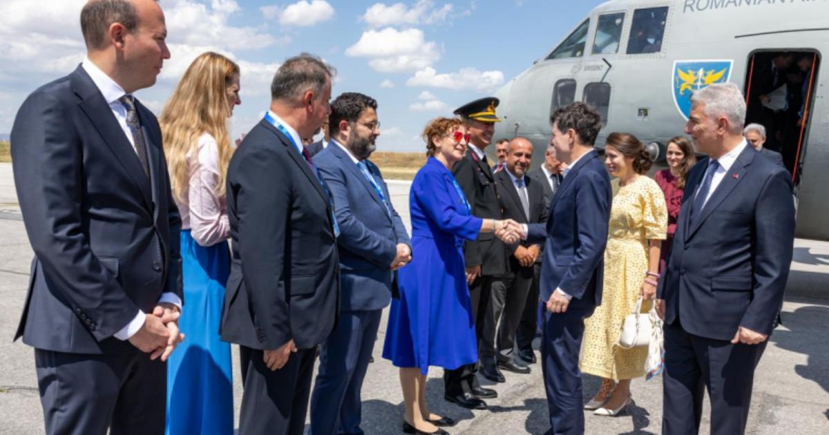 Poza pentru articolul Imagini de la sosirea lui Nicuşor Dan la Ankara cu avionul Spartan, pentru Summitul NATO