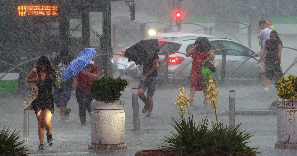 Poza pentru articolul Alertă meteo în 37 de judeţe. Sunt anunţate furtuni, vijelii cu rafale de până la 70km/h şi grindină