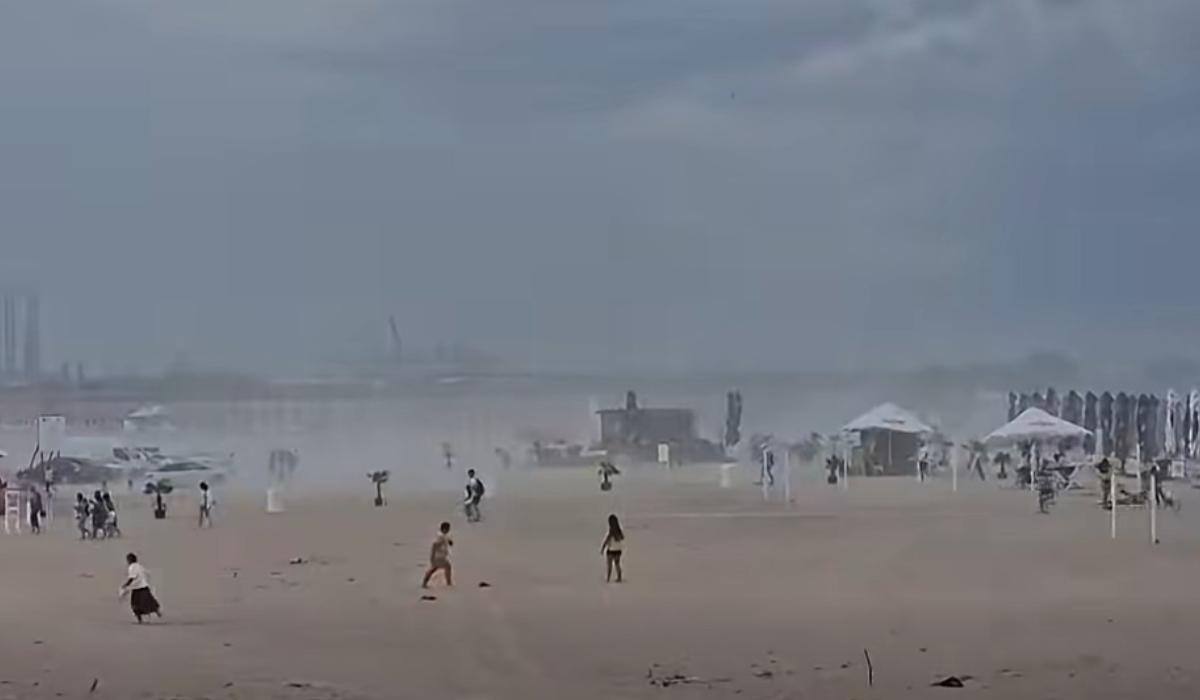 Momentul în care o furtună de nisip îi alungă pe turiștii de pe plaja din Eforie. Avertismentul salvamarilor