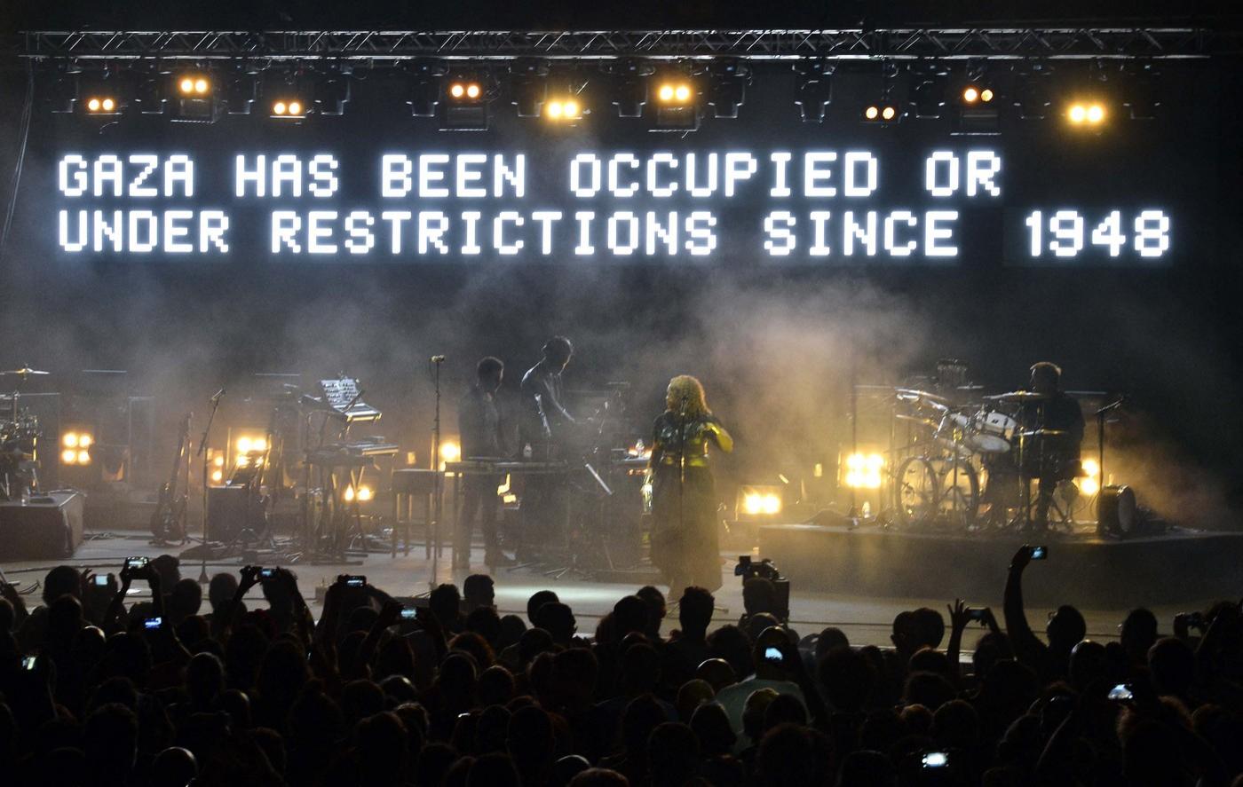 Trupa Massive Attack, interzisă în Singapore pentru că a afişat un steag palestinian la un concert