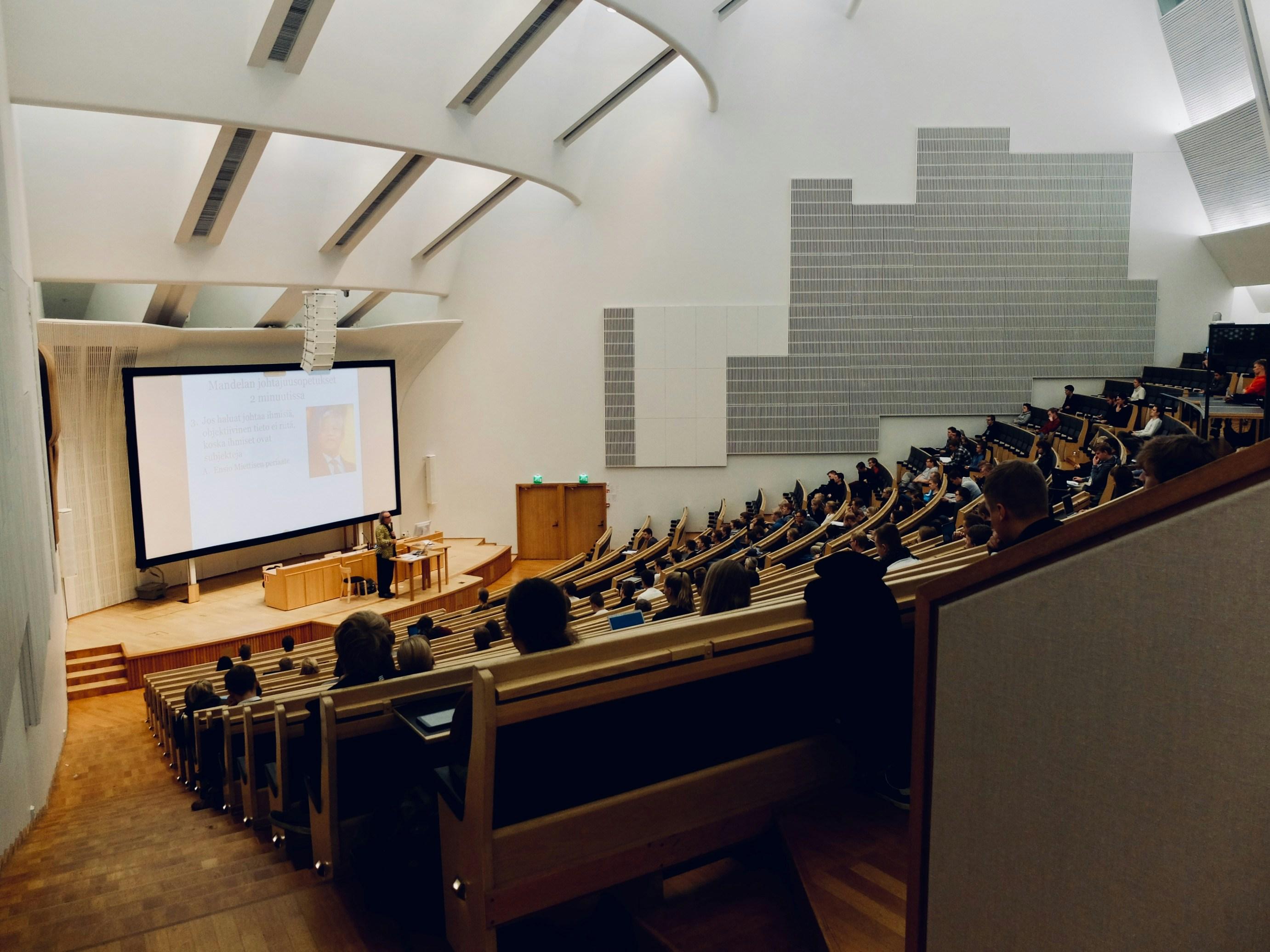 15.000 de studenţi din această țară au depus cereri pentru burse în România