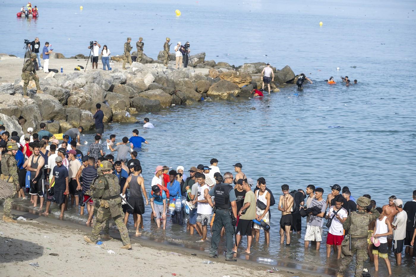 Spania anunţă că aproape toţi migranţii marocani din Ceuta s-au întors în Maroc