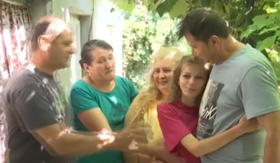 După ce a fost plimbată ani la rând între spitale, Denisa are o scolioză care o striveşte