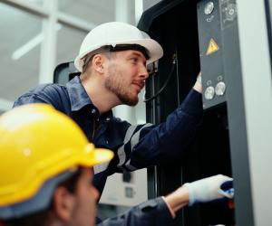Se caută de urgenţă electricieni şi zidari. Ţara în care se plătesc salarii şi de 7.000 de euro