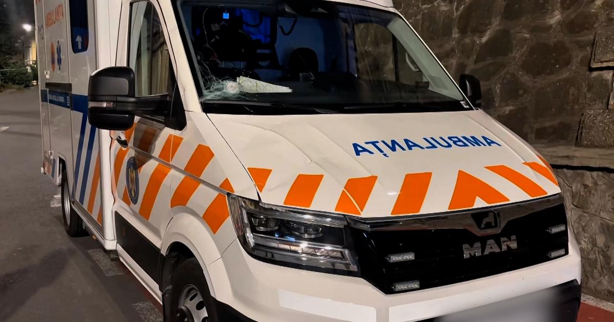 Ambuscada ca în Evul Mediu asupra ambulanței din Cluj. Localnicii s-au speriat că avea alte culori