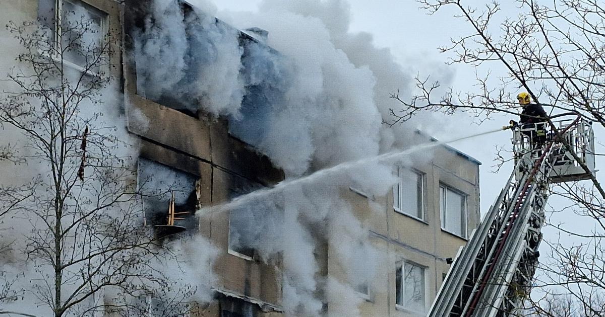 Şi-a încuiat soţul în dormitor şi a dat foc la apartament. Bărbatul, mort după ce explozia l-a aruncat pe geam