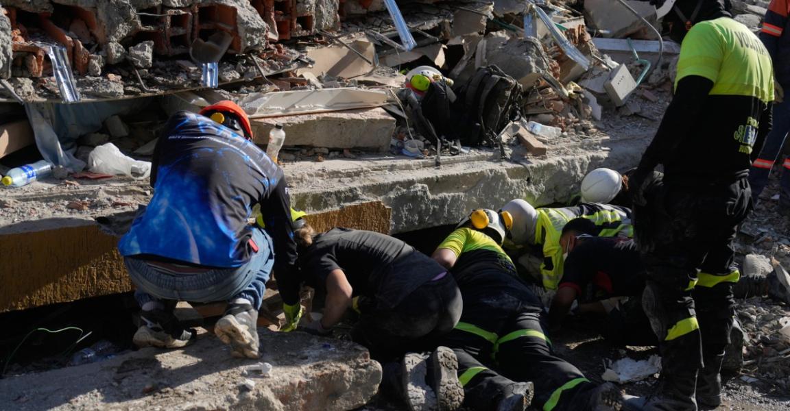 Imaginile dezastrului din Columbia. Pompierii strecoară sticle de apă supraviețuitorilor printre dărâmături