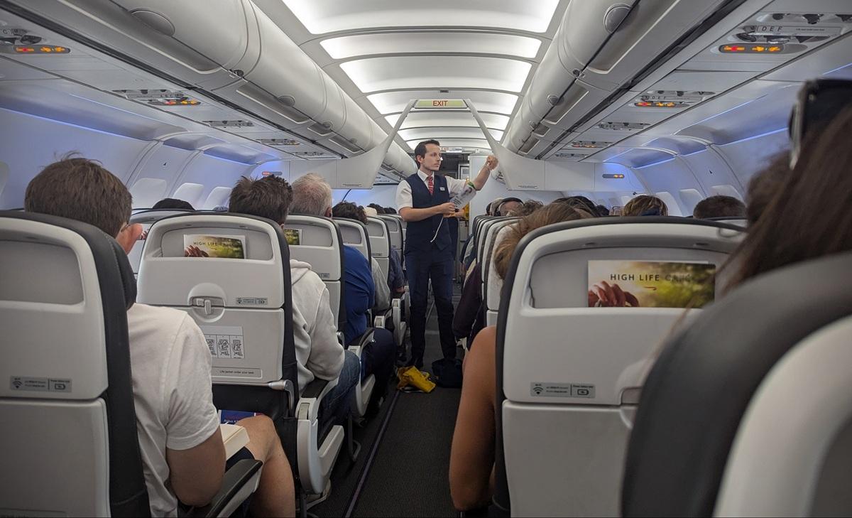 Pericolul invizibil pentru pasageri. Ce se întâmplă la bordul unui avion în timpul unei furtuni solare