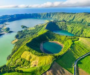 "Hawaii-ul Europei": Locul spectaculos unde vacanţele sunt ieftine, iar berea costă doar 8 lei