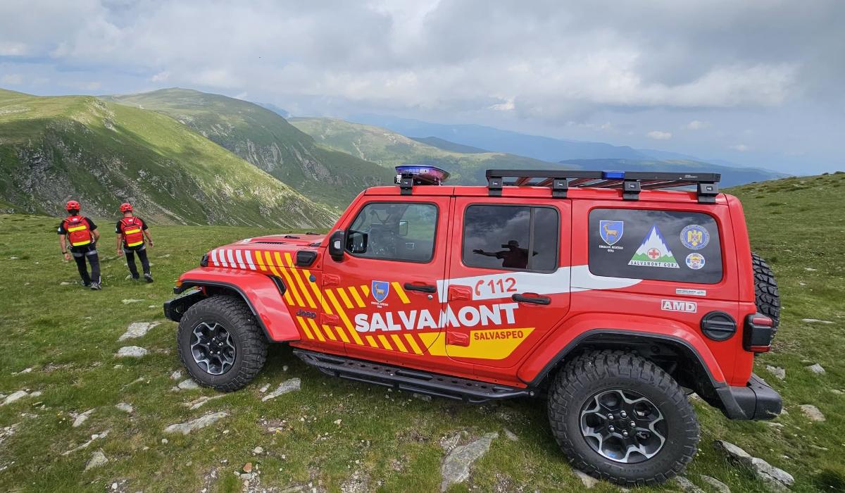 Alertă în Făgăraș. Un bărbat, care a căzut de la 200m din Viștea Mare, căutat de salvamontiști