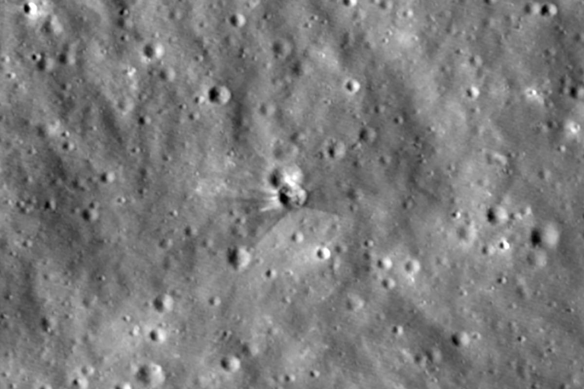 NASA dezvăluie imagini cu craterul lăsat de prăbuşirea unei rachete SpaceX pe Lună