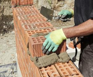 Un medic oncolog lucrează în construcții ca necalificat. Motivul paradoxal pentru care acesta nu poate profesa