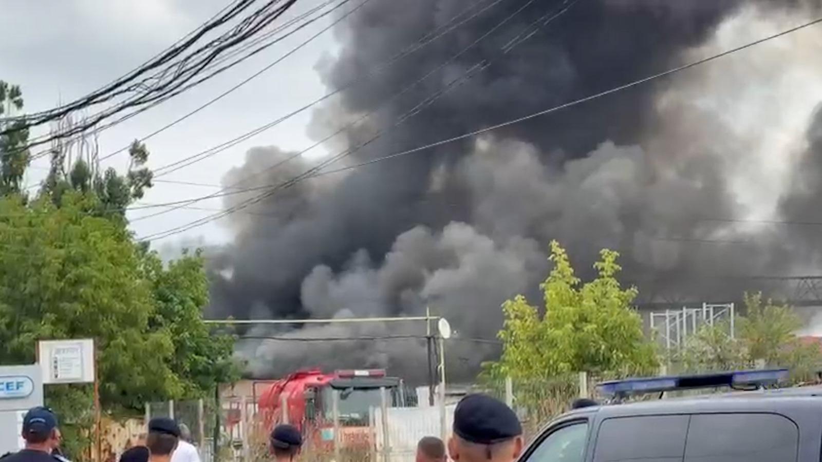 Incendiu violent în apropierea rafinăriei Lukoil din Ploiești. Populația, avertizată