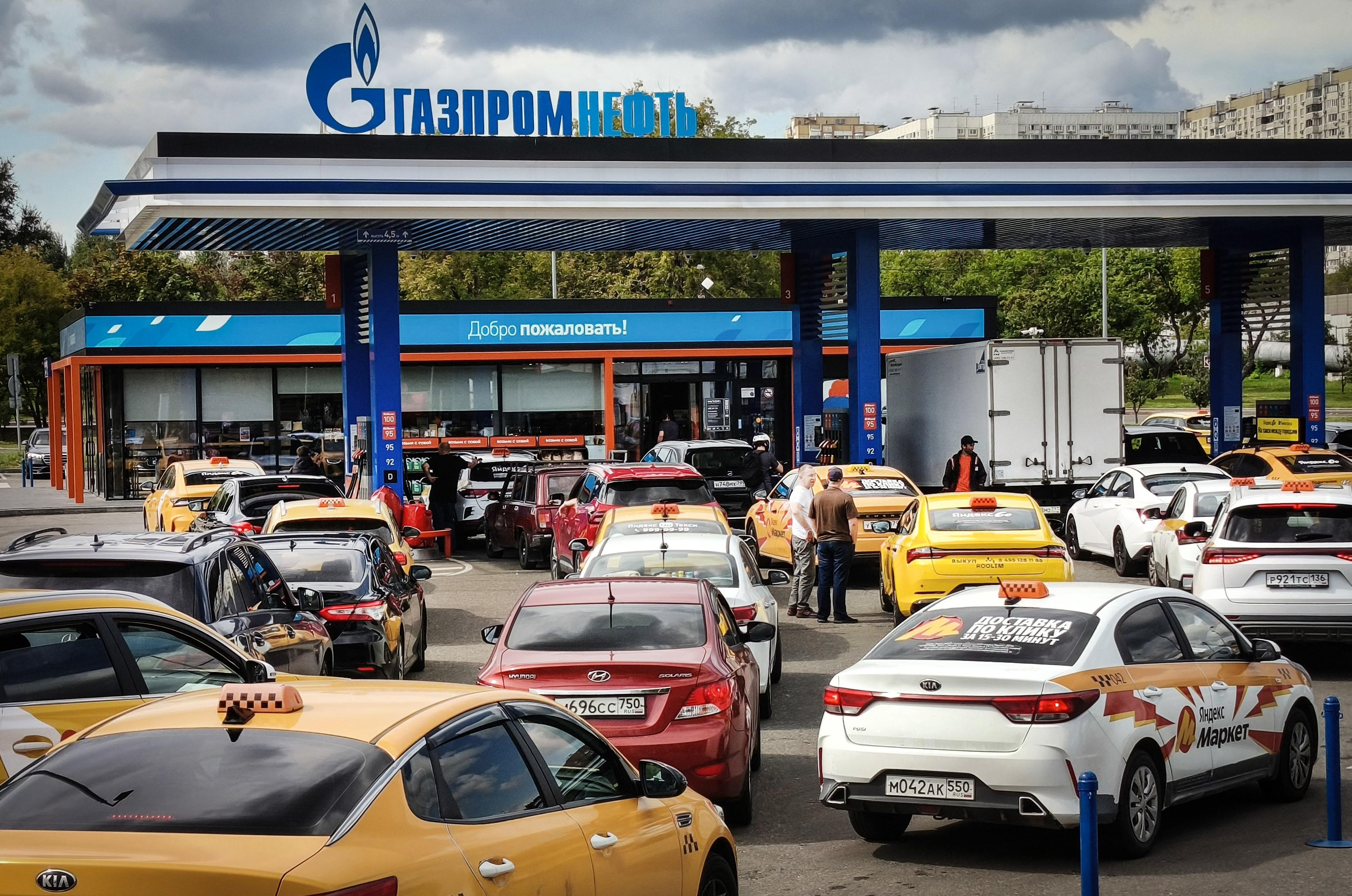 Criza carburanților lovește din nou Moscova. Câți litri de benzină mai pot cumpăra șoferii