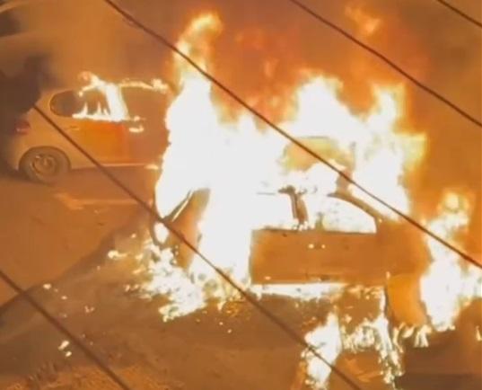 Două maşini, scrum după un incendiu în Oradea. Poliţia vrea să afle dacă a fost mână criminală