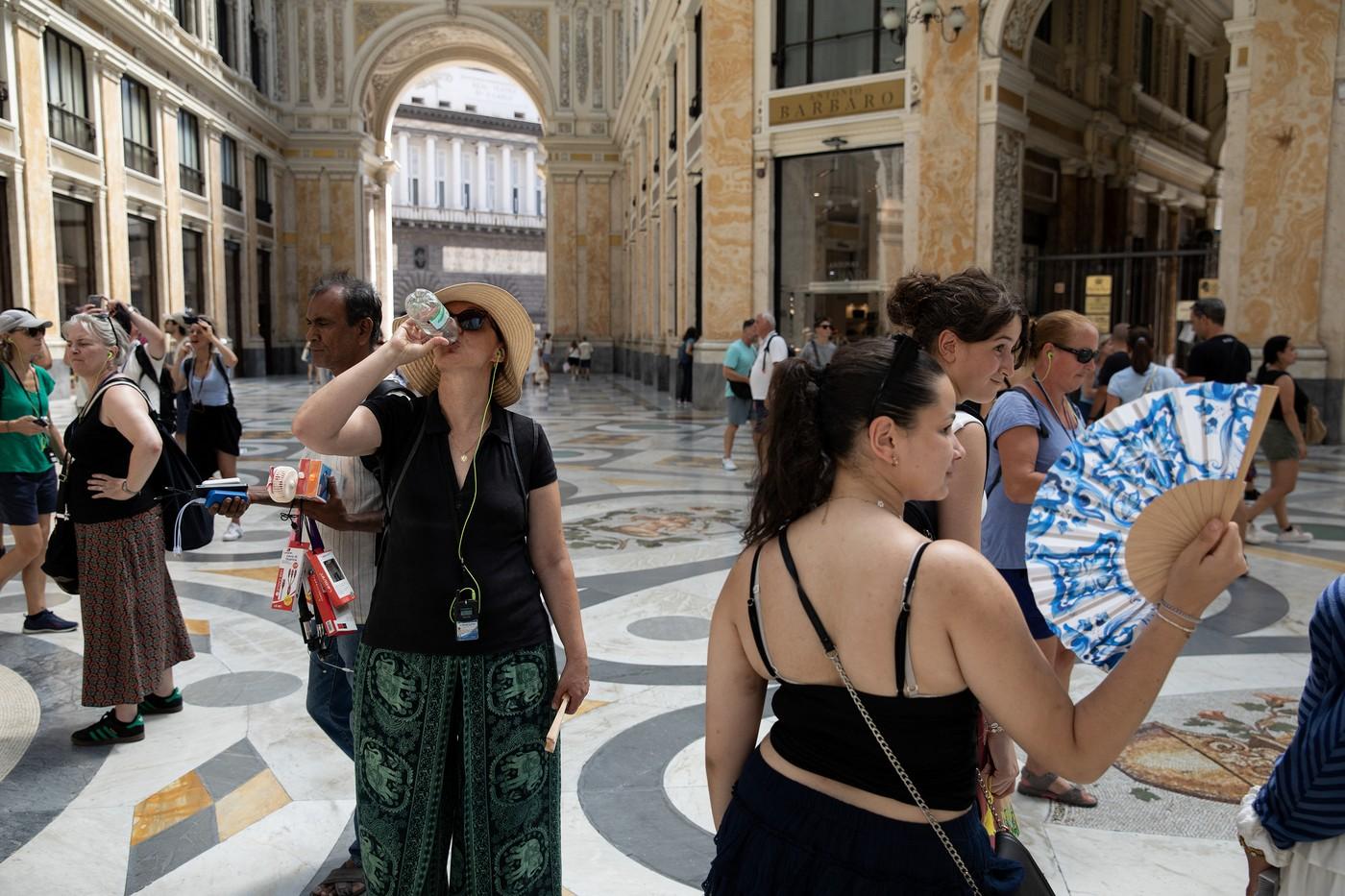 Italia se sufocă: aproape toate marile oraşe sunt sub cod roşu de temperaturi extreme