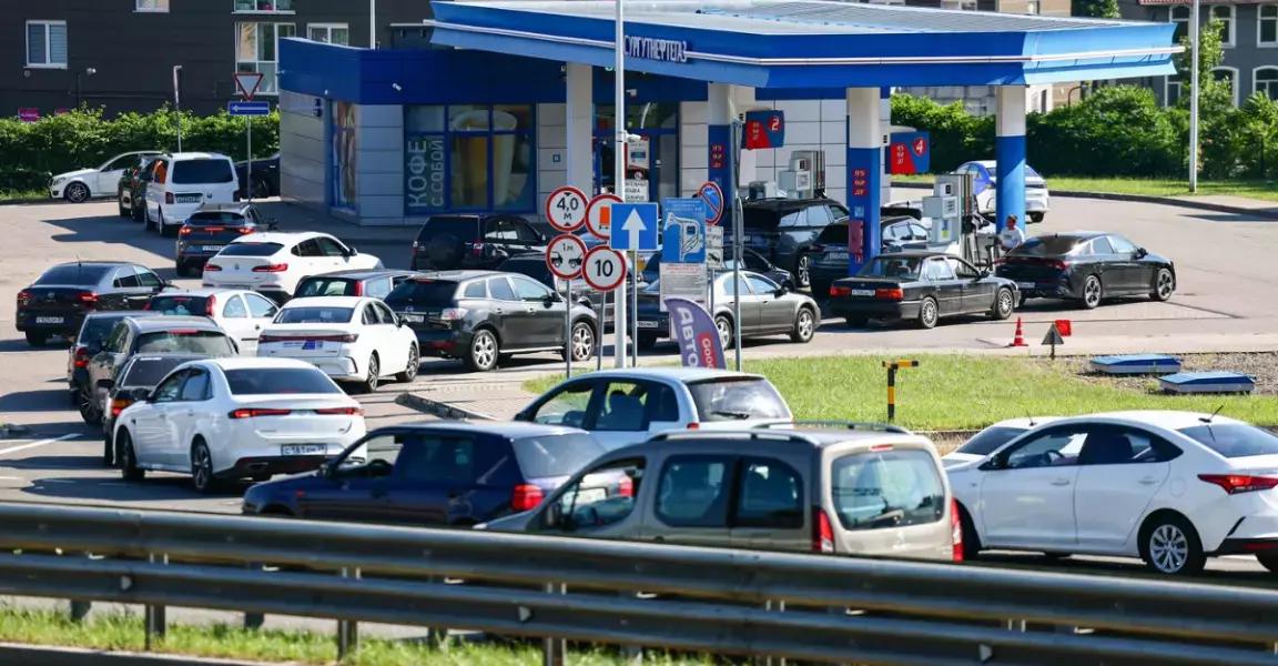 Cozi și raționalizare în Rusia. 70% dintre benzinării au rămas fără combustibil, după atacurile ucrainene