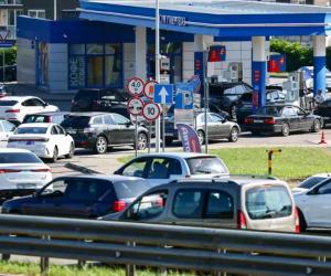 Cozi și raționalizare în Rusia. 70% dintre benzinării au rămas fără combustibil, după atacurile ucrainene