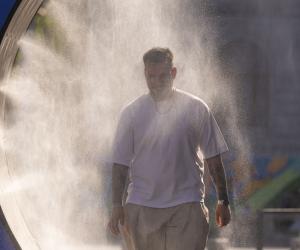 Canicula se intensifică în toată ţara, cu temperaturi de 40 de grade. De sâmbătă vor fi şi furtuni
