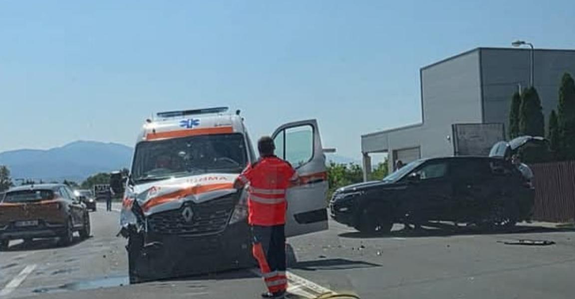 Accident între o ambulanță și o mașină, în Brașov. 5 persoane au ajuns la spital