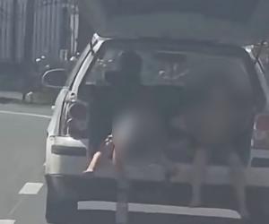 Gorjean, filmat în timp ce transporta doi copii în portbagajul maşinii cu capota ridicată. Ce amendă a primit