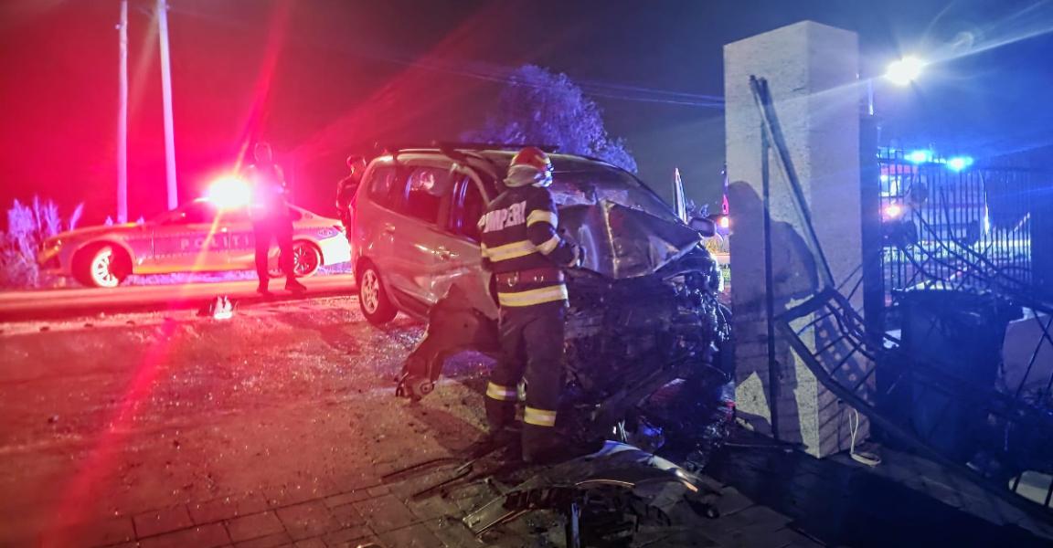 Tânără de 21 de ani și copilul ei, în spital după ce un șofer nu a păstrat distanța. Alte 3 persoane, rănite
