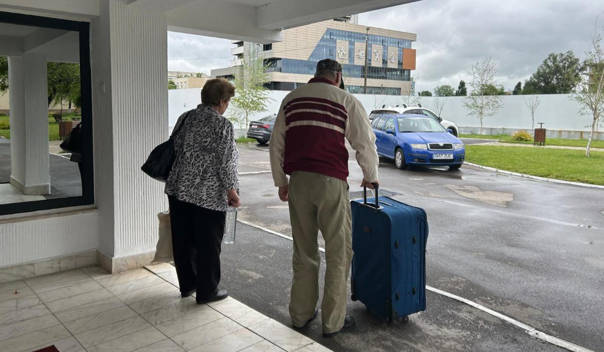 Un pensionar din SUA străbate mii de kilometri ca să vină an de an într-un oraș din România
