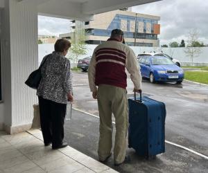 Un pensionar din SUA străbate mii de kilometri ca să vină an de an într-un oraș din România
