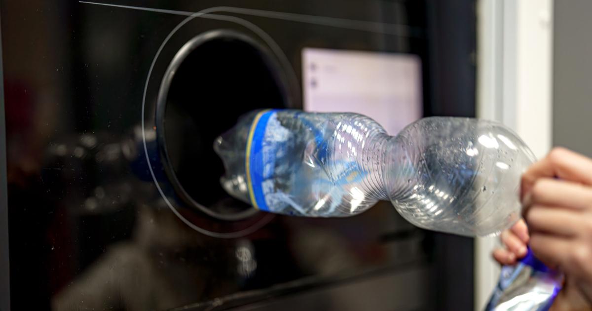 Un bărbat a reciclat peste 1 milion de PET-uri, timp de 10 ani. Câți bani a făcut