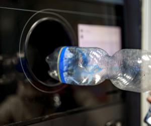 Un bărbat a reciclat peste 1 milion de PET-uri, timp de 10 ani. Câți bani a făcut