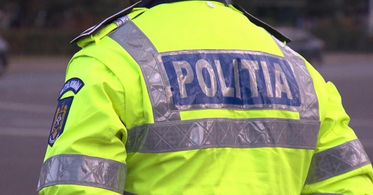 Poliţist din Capitală, obligat de şefi să poarte vesta antiînjunghiere peste cămaşa de intervenţie