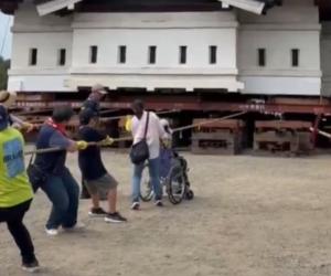 Sute de japonezi, chemați să tragă cu funiile un castel de 360 de tone. Momentul inedit, surprins în imagini