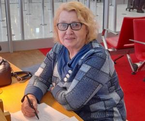 Viorica a scris ani întregi pe ascuns și a fost forţată să-și mănânce foile. Azi, românca este poetă în Franța