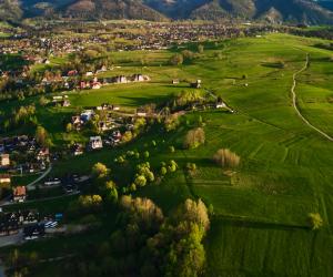 Comuna care oferă terenuri gratuite românilor care se mută în zonă. Cine are prioritate