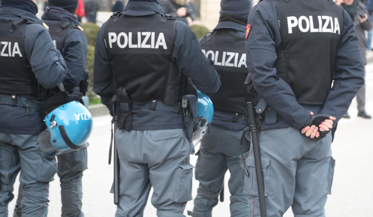 Trei fraţi români, căutaţi internaţional, au fost prinşi în Italia. Unul se ascundea într-o nişă din perete