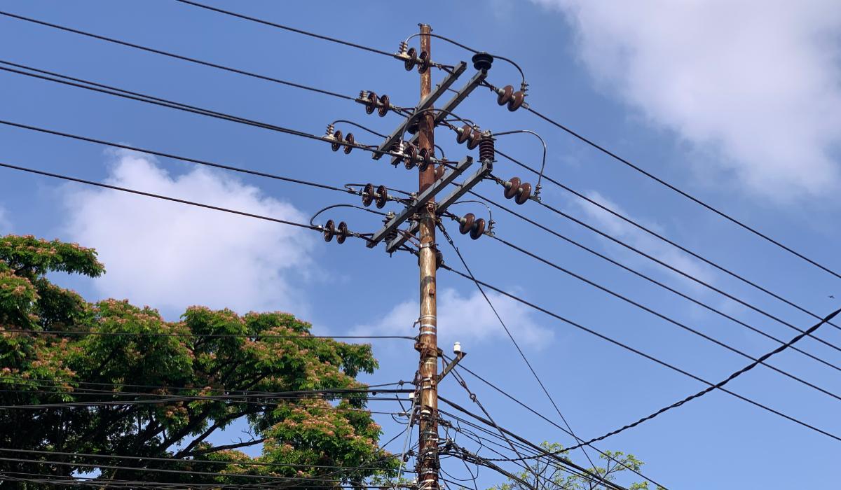 Tragedie într-un sat din Bacău, după ce un stâlp de electricitate a căzut peste doi oameni. Un bărbat a murit