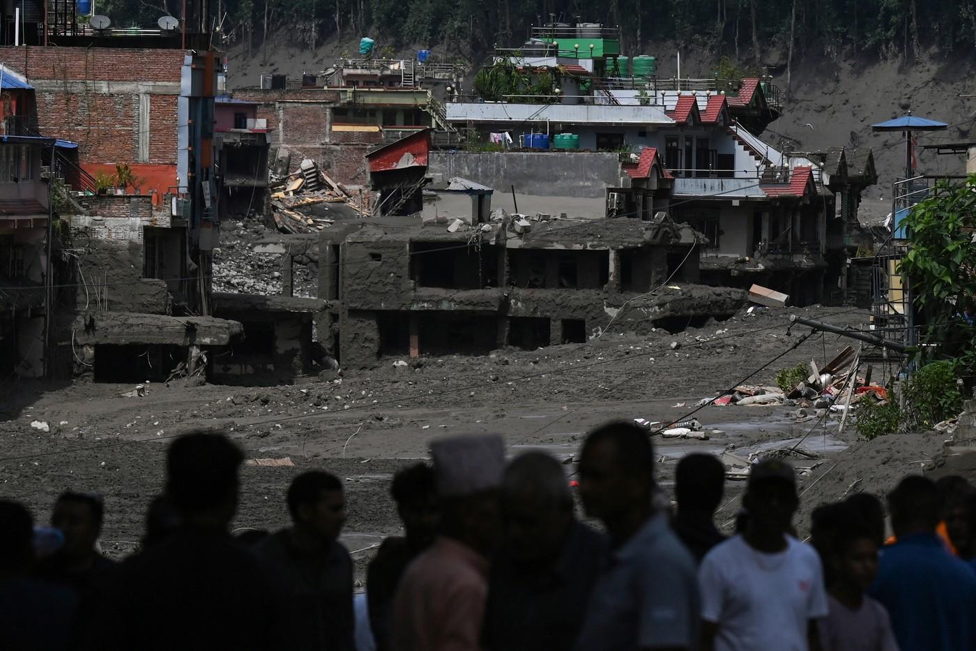 Cel puţin 165 de morţi şi peste 1.000 de dispăruţi după viitura care a spulberat totul în cale, în Nepal
