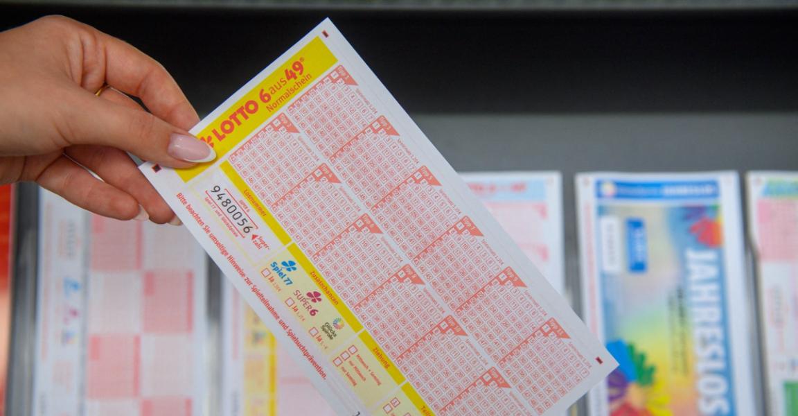 Reacția femeii care a câștigat peste 10 milioane de euro la Loto 6/49. A aflat de la TV că e milionară
