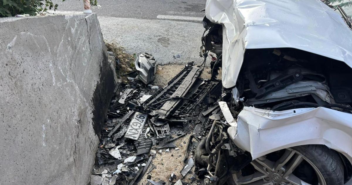 Accident cumplit în Cornereva. Un tânăr de 18 ani a murit după ce maşina s-a izbit de un zid de beton