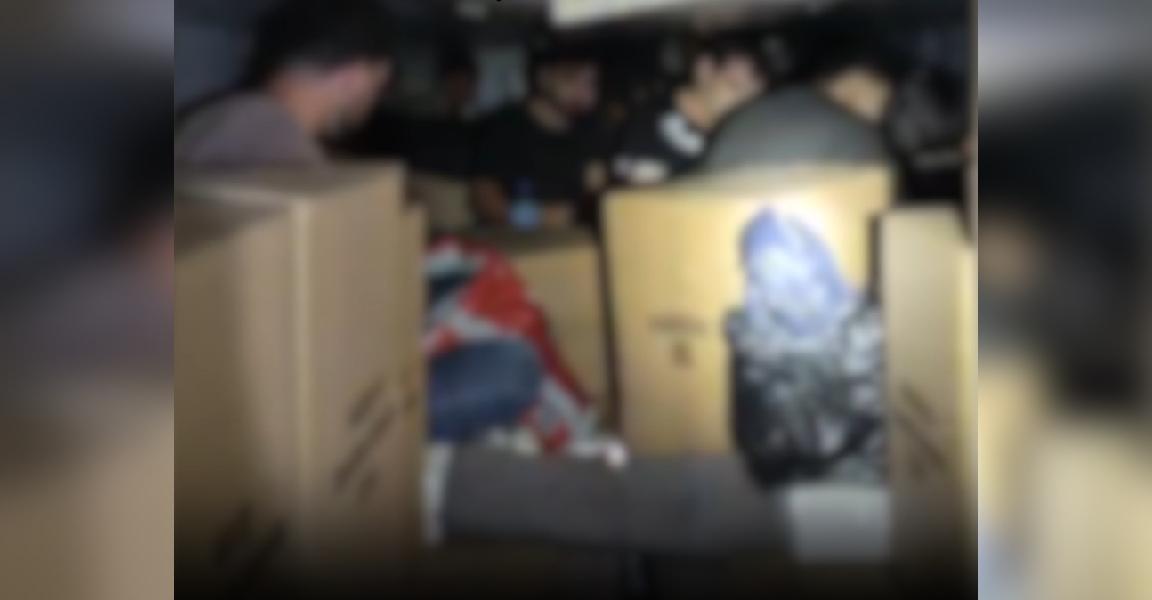 Un șofer de TIR turc a încercat să intre în România cu 15 migranți. Erau ascunși printre apă și șervețele
