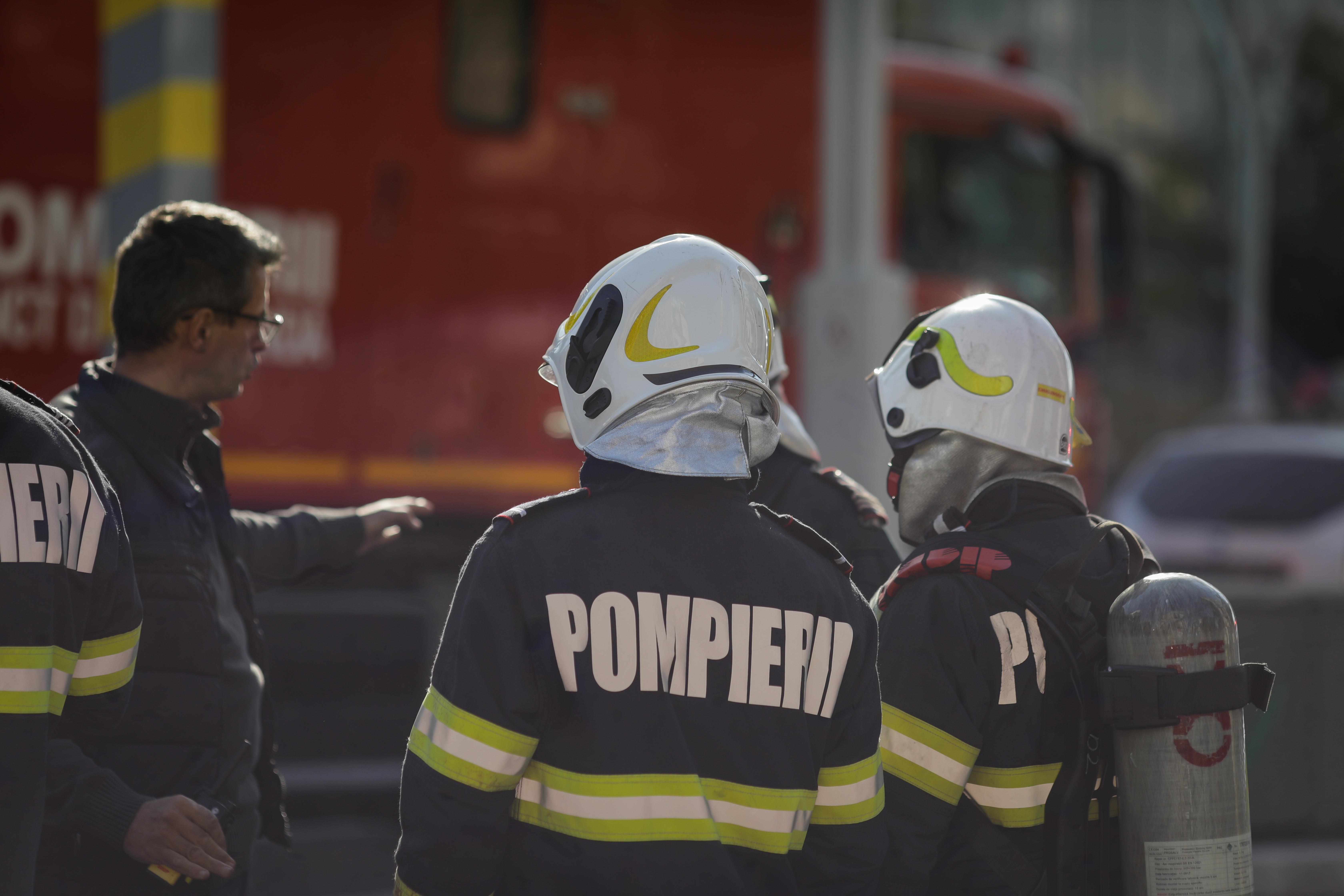 Tragedie la Comănești. Un bărbat de 58 de ani a murit într-un incendiu, două femei au ajuns la spital