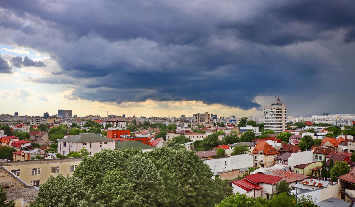 Vreme la extreme în România. Cod galben de vijelii în 10 județe, alertă de caniculă în alte 13