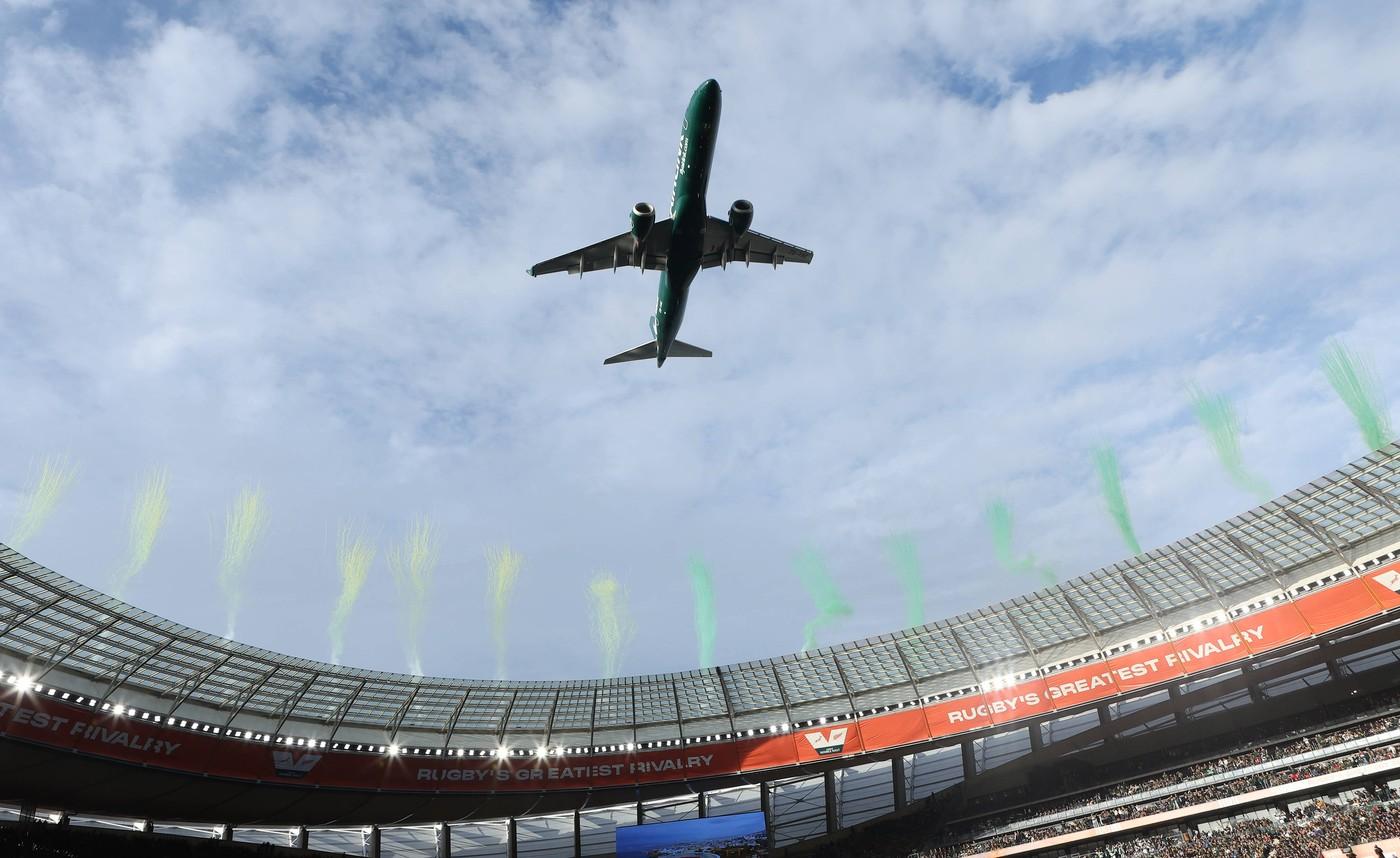 Momentul în care două avioane zboară periculos de aproape de un stadion. De ce făcut piloţii manevra